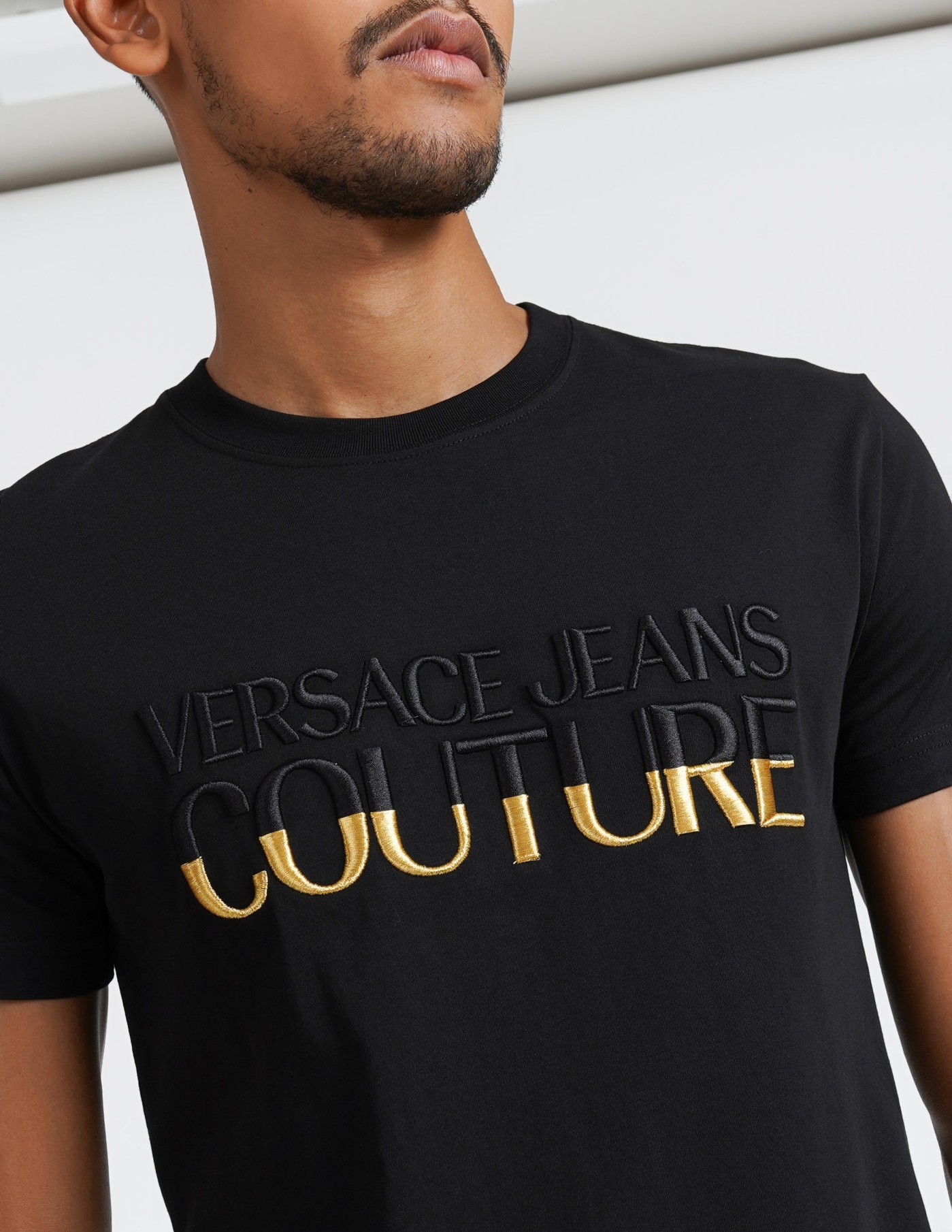 capítulo Ingresos Subordinar Camiseta con logo bordado de Versace Jeans Couture • Dolce Vita Boutique
