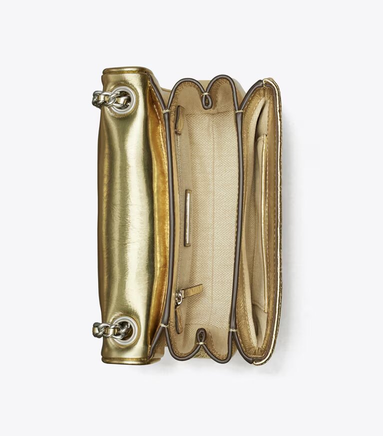 small-fleming-soft-convertible-shoulder-bag-accessory-on-model.TB_152475_700_20231004_bolso-hombro-dorado-tory-burch-dolcevitaboutique.es small fleming soft convertible shoulder bag accessory on model.TB 152475 700 20231004 bolso hombro dorado tory burch dolcevitaboutique.es